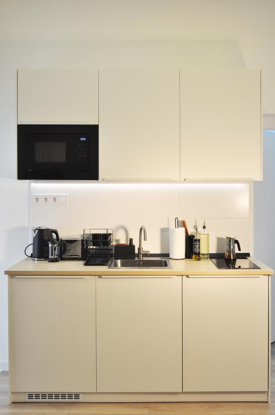 Coffee/tea facilities, microwave, stove, toaster, washing machine, kitchen