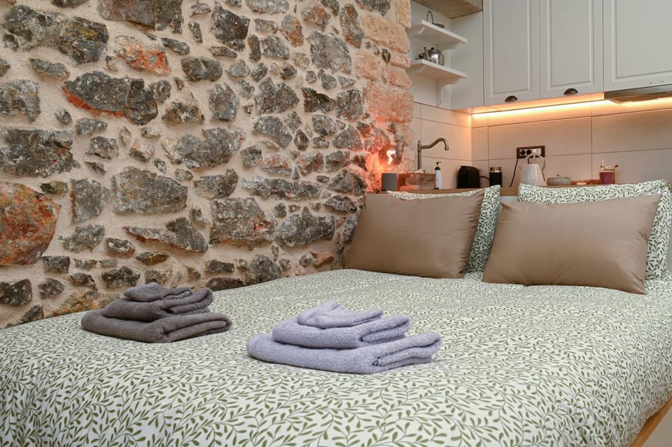Bedroom, towels