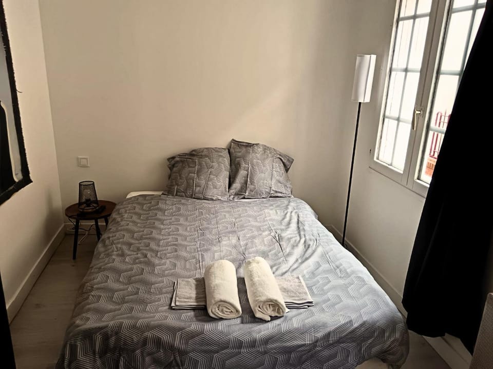 Photo of the whole room, Bedroom