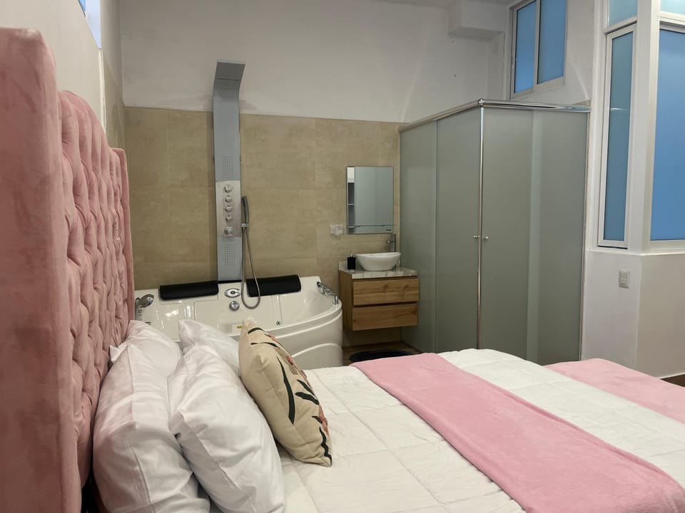 Dpto de Lujo Centrico con Jacuzzi y Balcon Parque de las Aguas Apartment in Lima