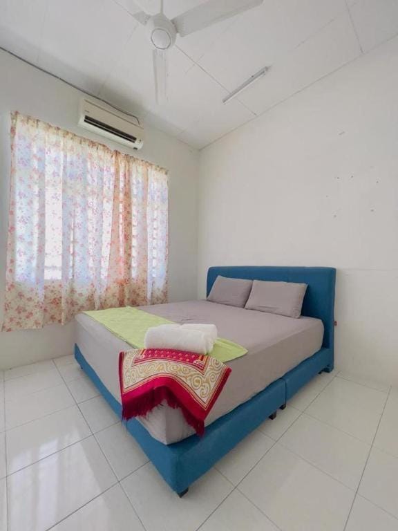 Bed, Bedroom, towels, air conditioner