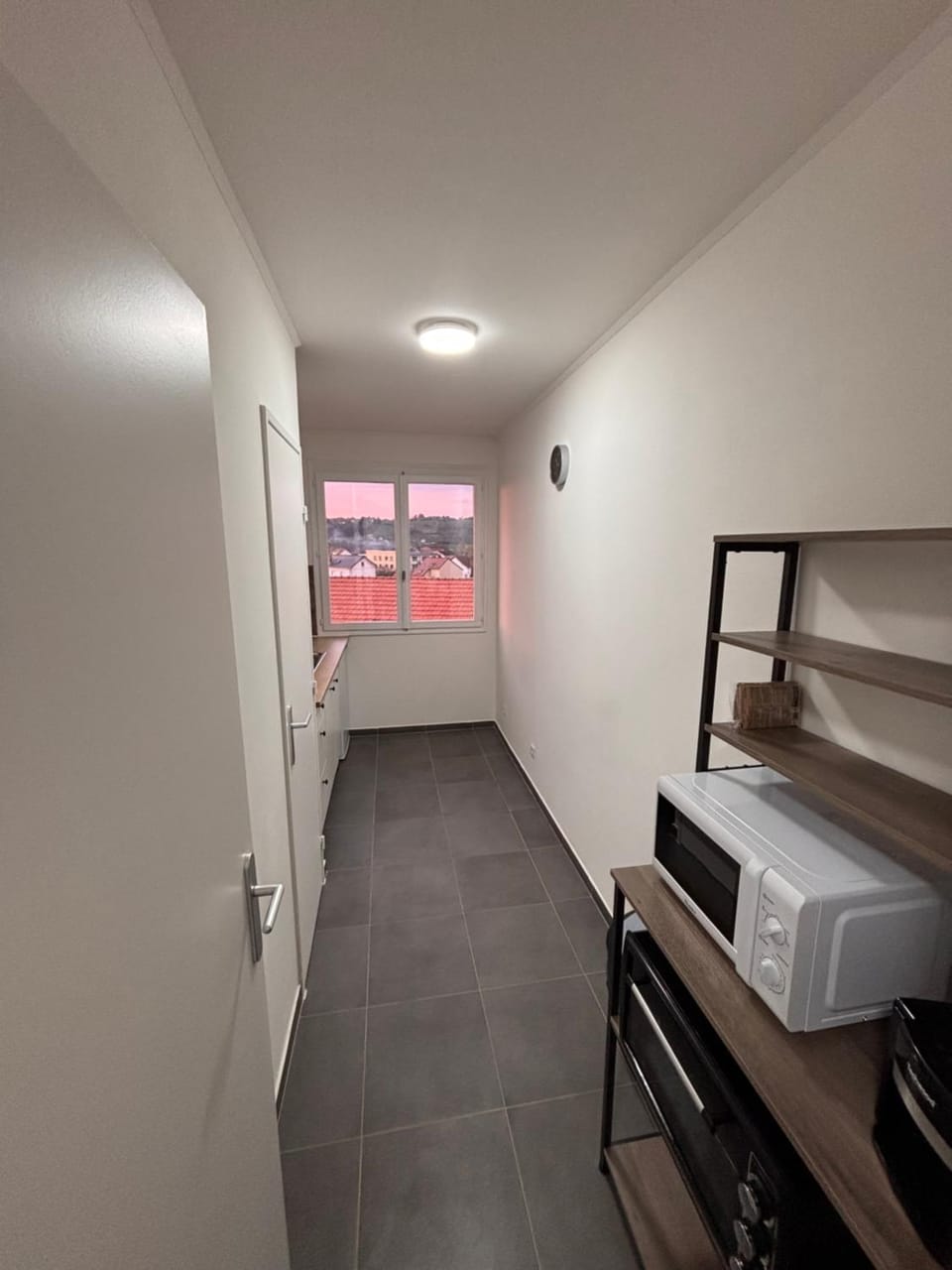 Kitchen or kitchenette, oven