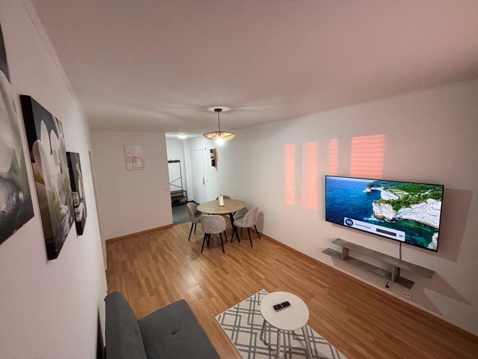 TV and multimedia, Living room, Seating area, Evening entertainment