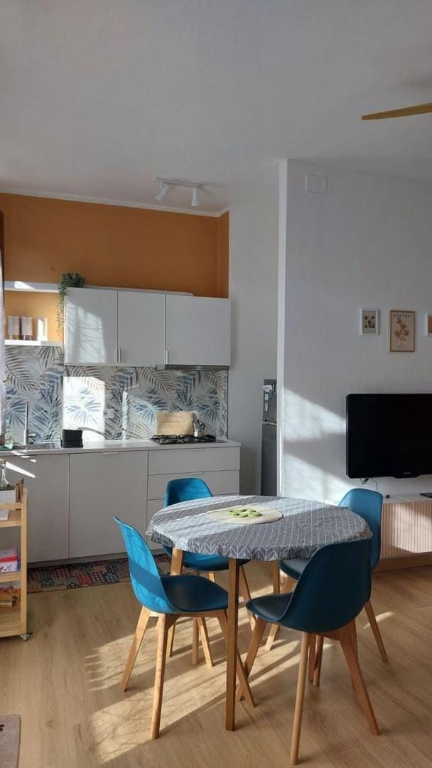 Kitchen or kitchenette, Dining area