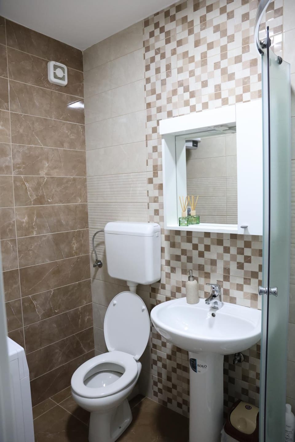 Shower, Toilet, Bathroom, towels