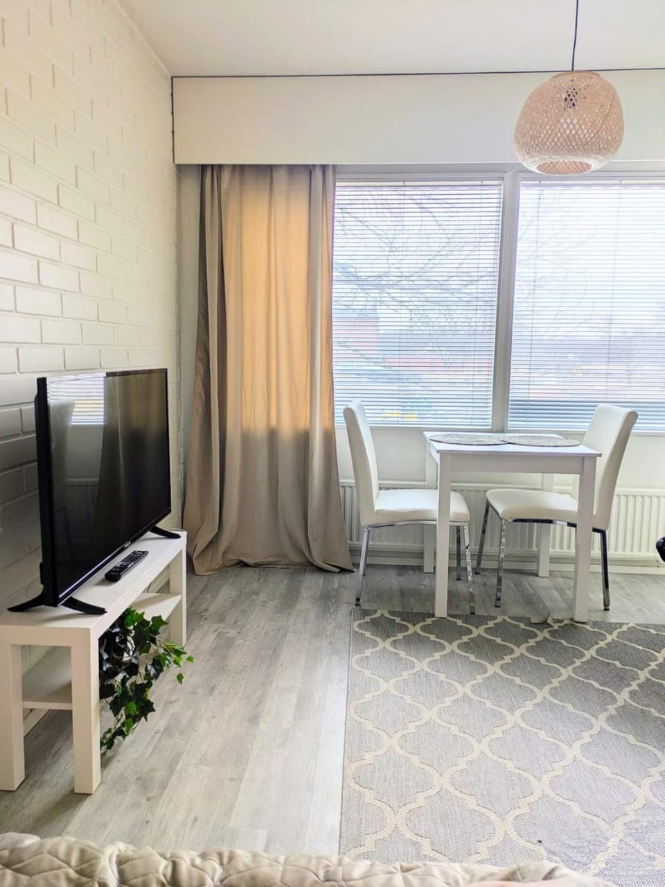 TV and multimedia, Living room, Seating area, Dining area