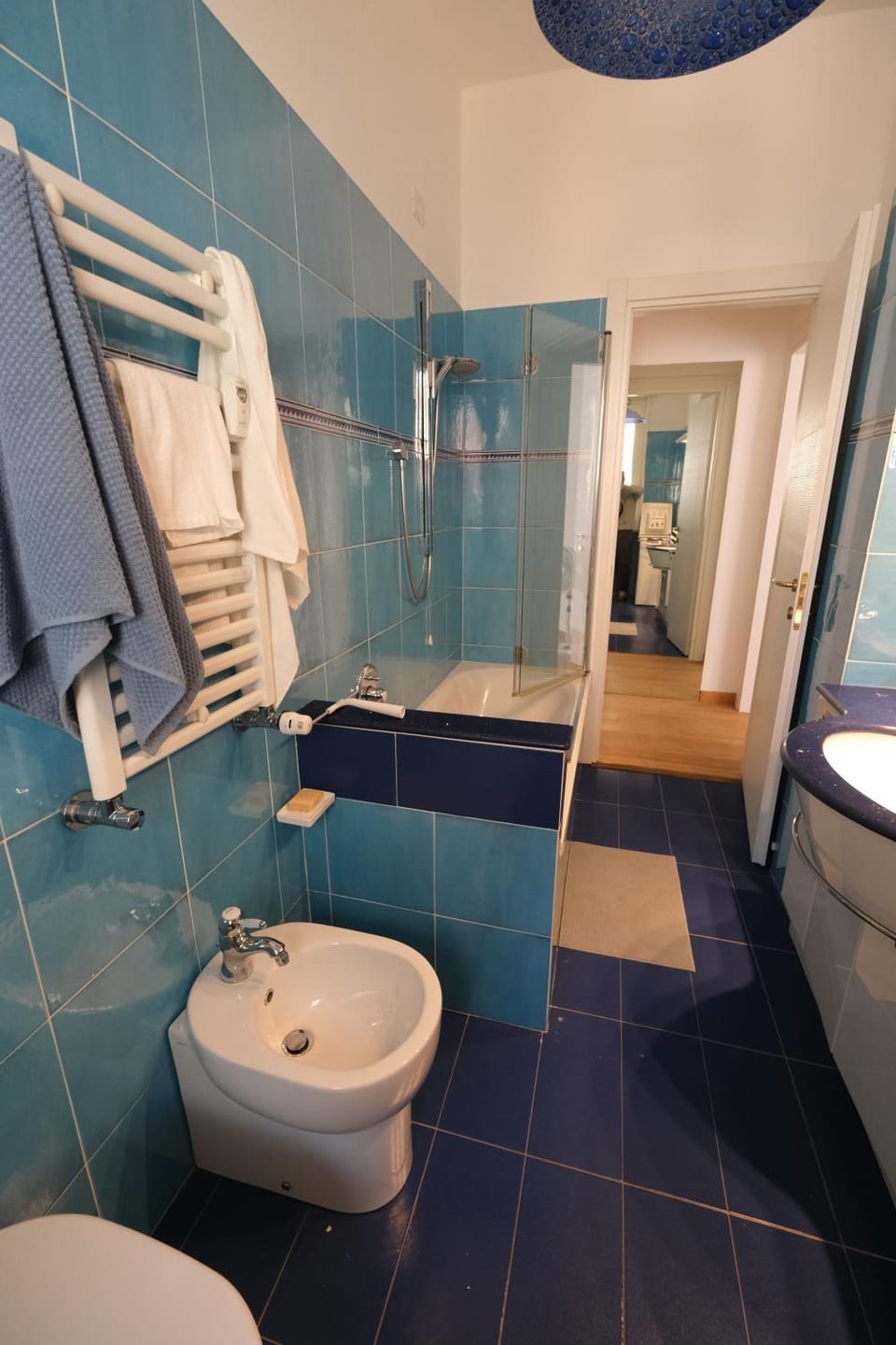 Shower, Toilet, Bathroom, bidet, towels