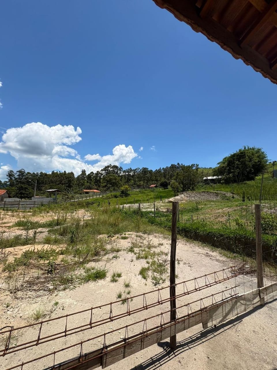 Casa nova em área rural ideal para quem procura tranquilidade fica na Estrada do Pesqueiro a aproximadamente 20 km do centro e do parque de eventos de Extrema mais ou menos a 30 minutos de carro por um acesso todo asfaltado House in State of São Paulo