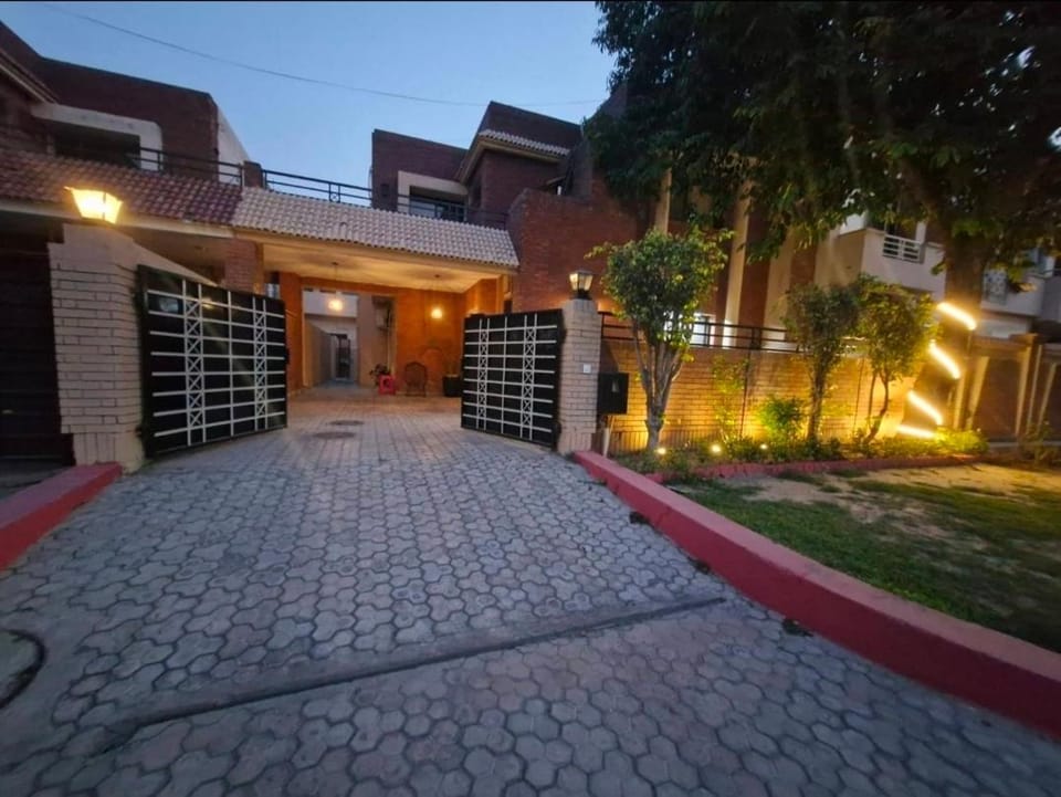Amazing valencia home House in Lahore