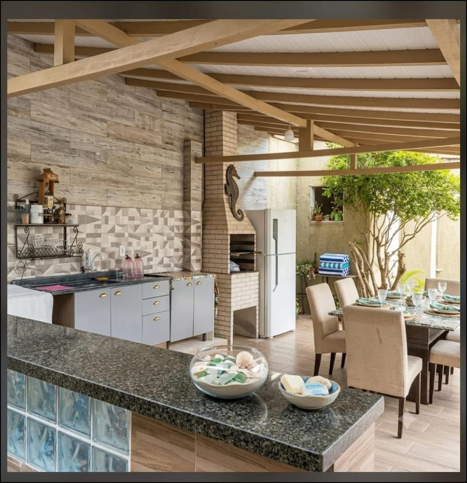 Casa com piscina e área gourmet próximo à praia com quarto suíte privativo House in Saquarema