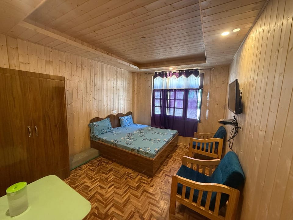 Photo of the whole room, Bedroom