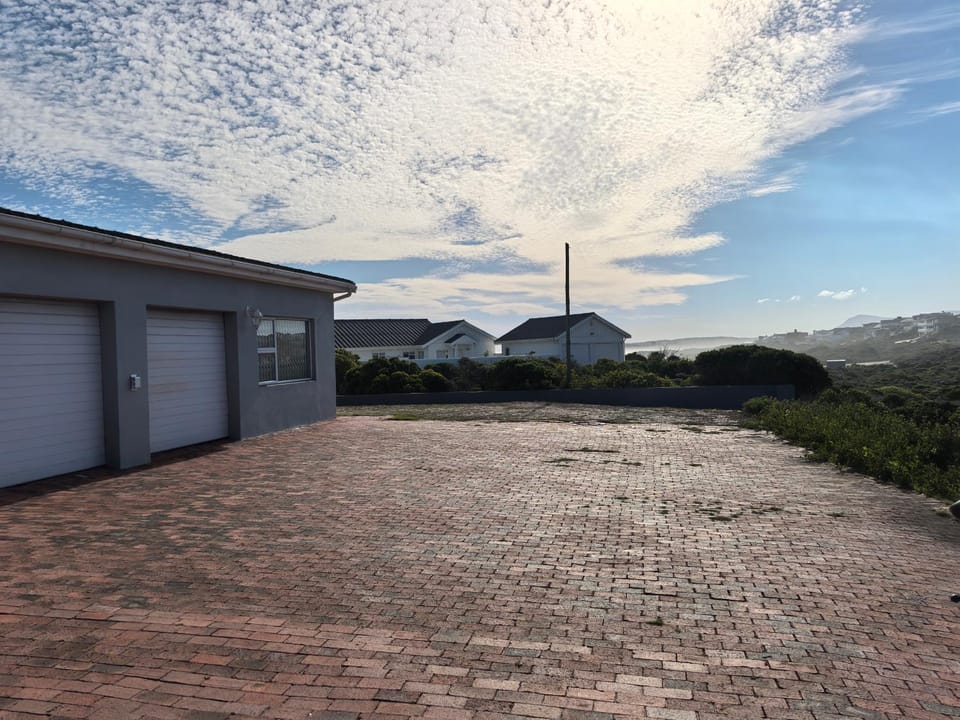 Property building, Garden, Garden view, Parking