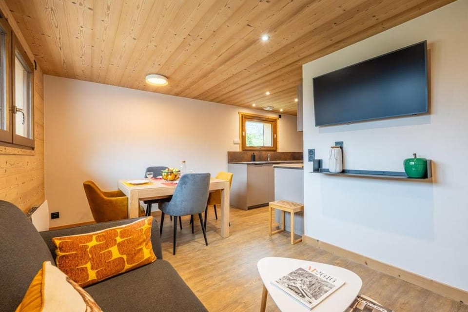 TV and multimedia, Living room, Seating area, Dining area
