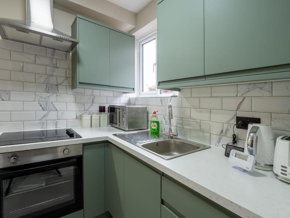 Spacious 2-Bedroom Flat Apartment in Kingston upon Thames