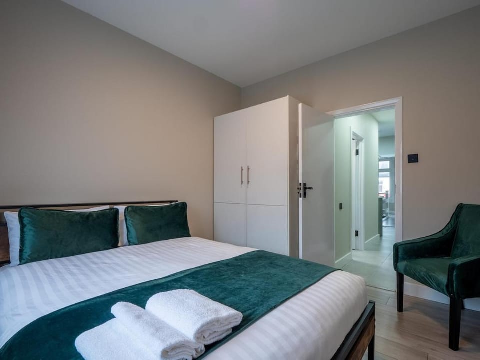 Spacious 2-Bedroom Flat Apartment in Kingston upon Thames