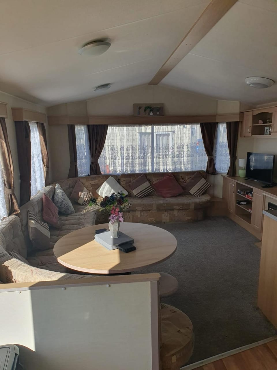 Coastal Comfort And Value Atlas Holiday Home, Just 2-Min Walk to Beach & Entertainment, Spacious & Budget-Friendly Bed Linen & Towels Included, Free Wifi House in Tendring District