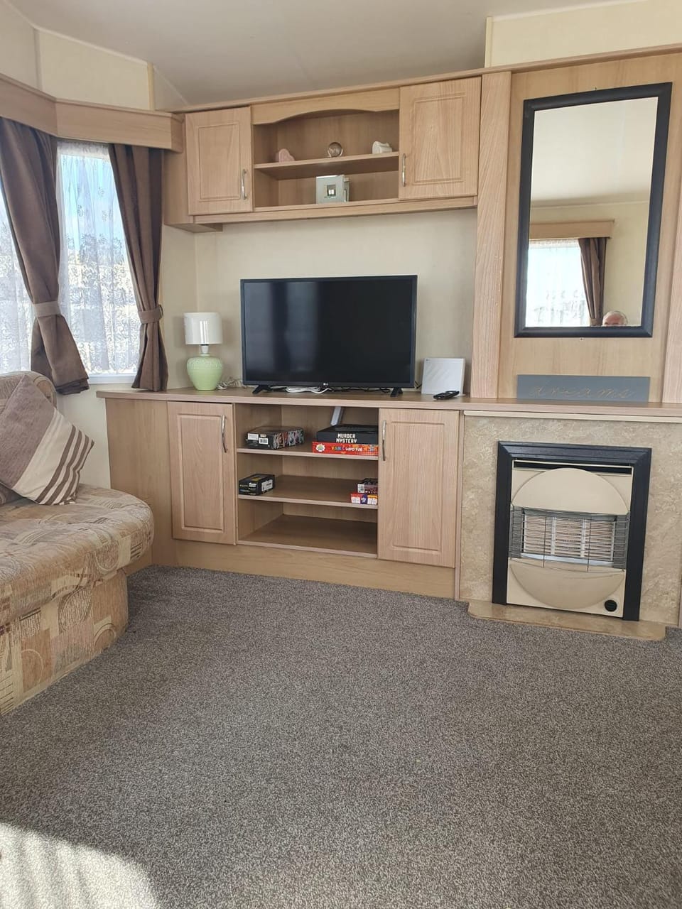 Coastal Comfort And Value Atlas Holiday Home, Just 2-Min Walk to Beach & Entertainment, Spacious & Budget-Friendly Bed Linen & Towels Included, Free Wifi House in Tendring District
