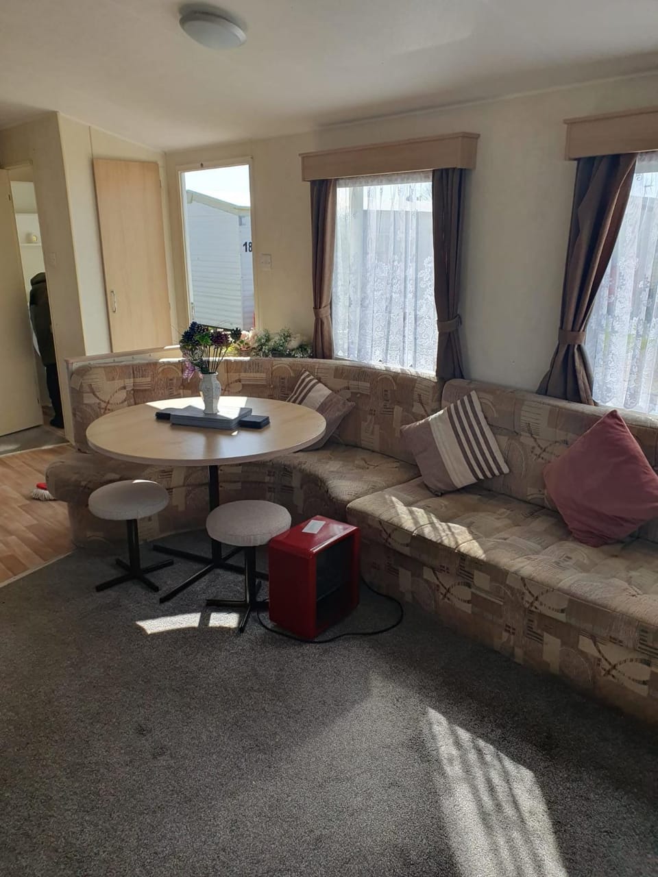 Coastal Comfort And Value Atlas Holiday Home, Just 2-Min Walk to Beach & Entertainment, Spacious & Budget-Friendly Bed Linen & Towels Included, Free Wifi House in Tendring District