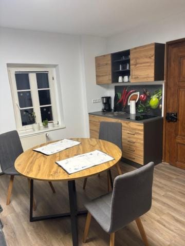 Kitchen or kitchenette, Dining area
