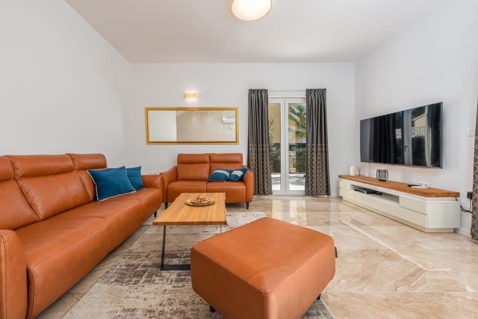 Property building, TV and multimedia, Living room