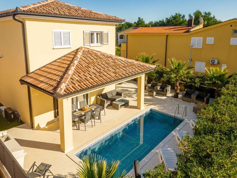 Property building, Swimming pool