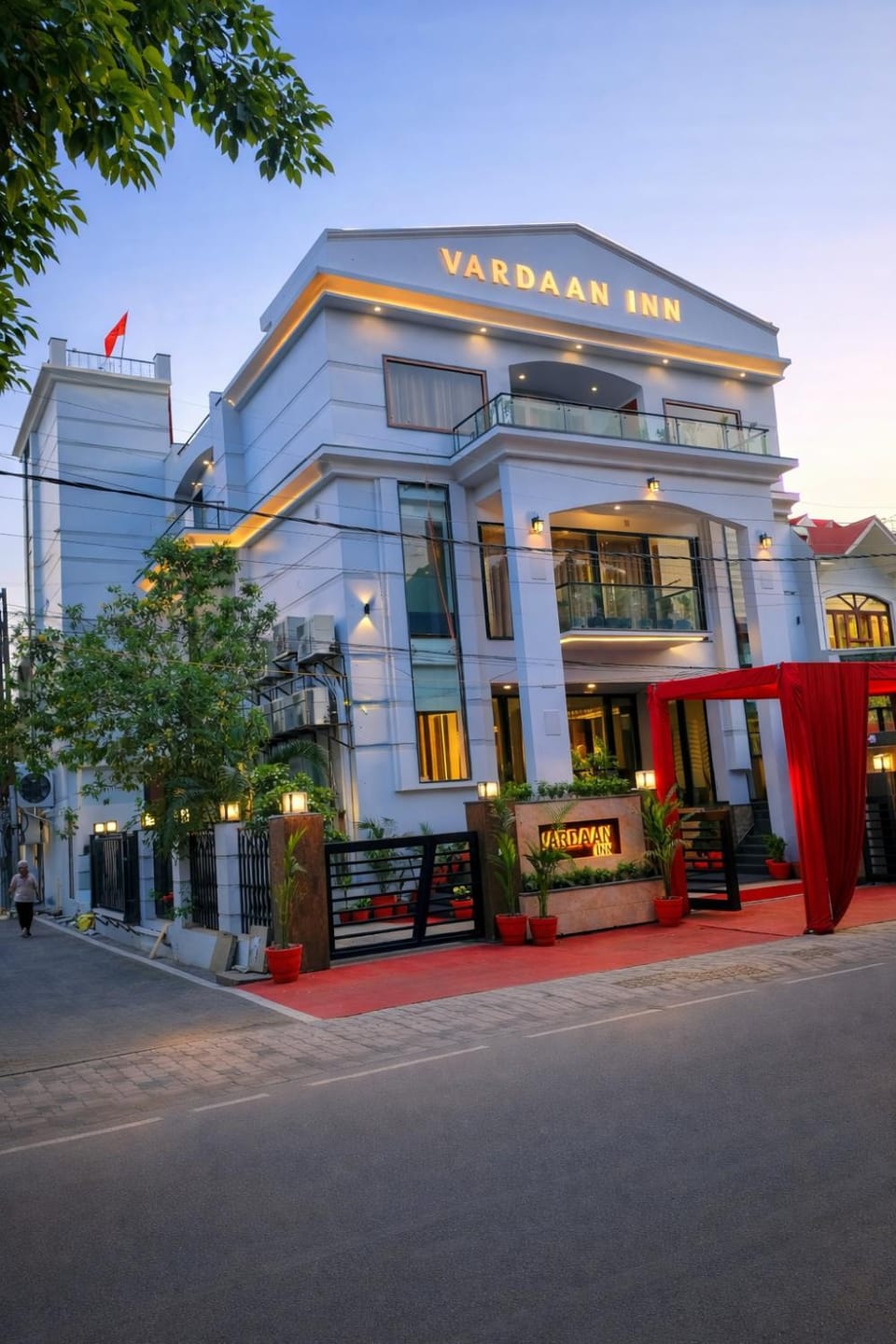 Property building, Facade/entrance, Street view, Location, Parking