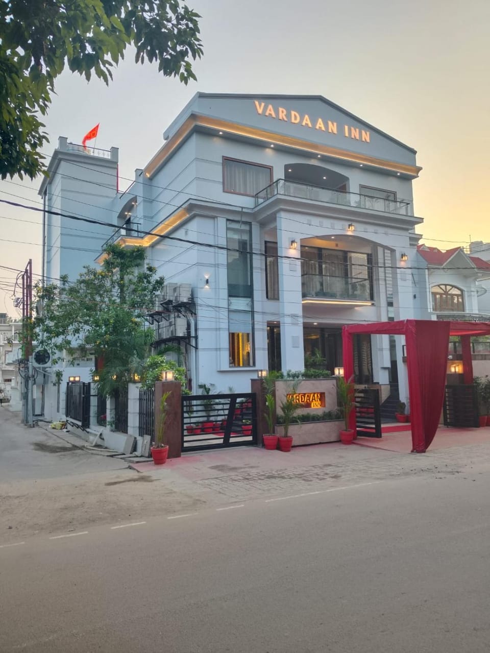 Property building, Facade/entrance, Neighbourhood, Location