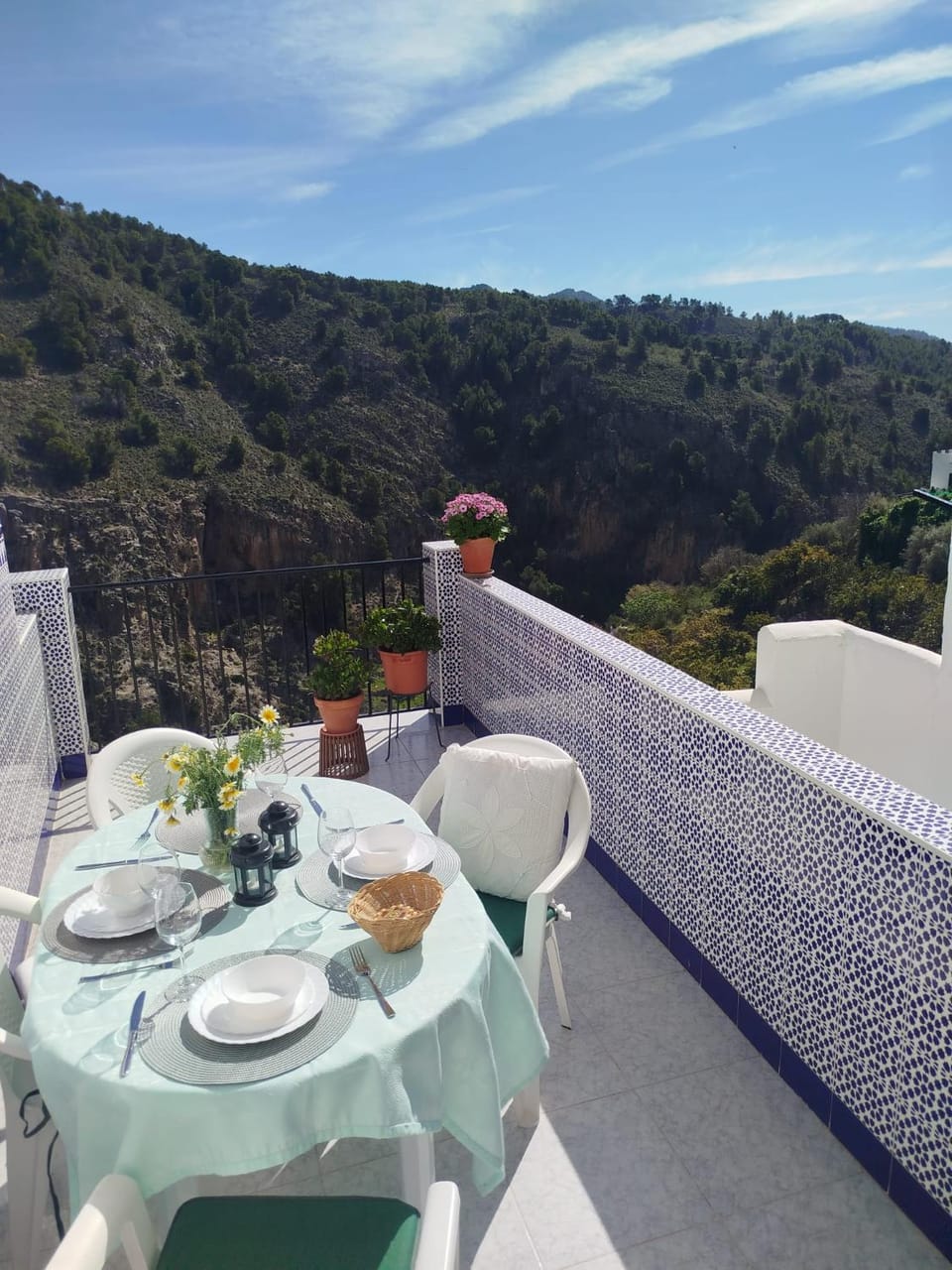 Balcony/Terrace, Dining area, Mountain view
