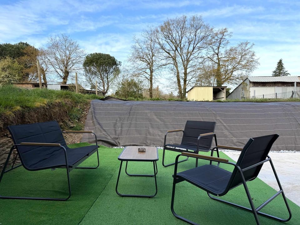 Property building, Patio, Day, Garden, Balcony/Terrace