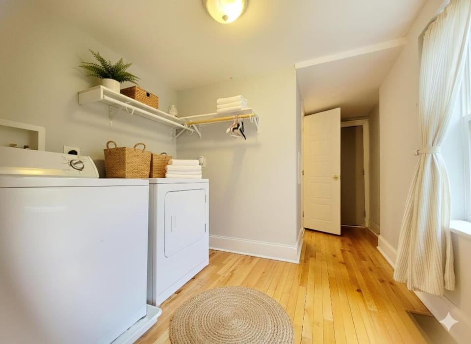 Entire 1BD APT Downtown -Free Parking -Pet Allowed -Netflix TV Apartment in Baltimore
