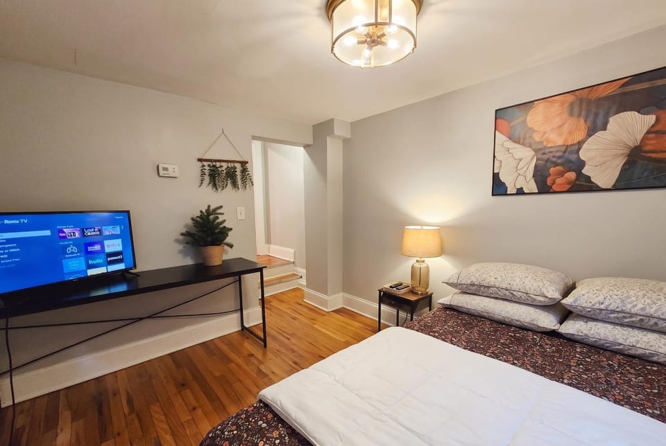 Entire 1BD APT Downtown -Free Parking -Pet Allowed -Netflix TV Apartment in Baltimore