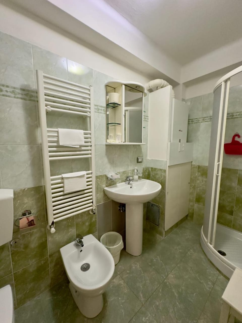 Shower, Toilet, Bathroom, bidet, towels