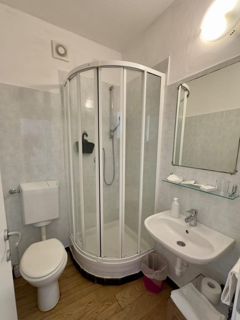 Shower, Toilet, Bathroom, bidet, towels