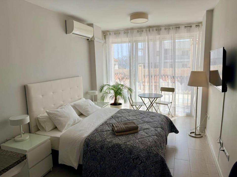 Bed, TV and multimedia, air conditioner