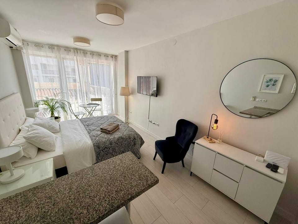 Bed, TV and multimedia, Photo of the whole room, air conditioner