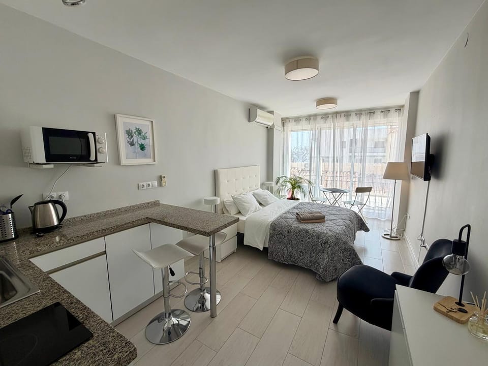 TV and multimedia, Kitchen or kitchenette, Living room, Photo of the whole room, Bedroom