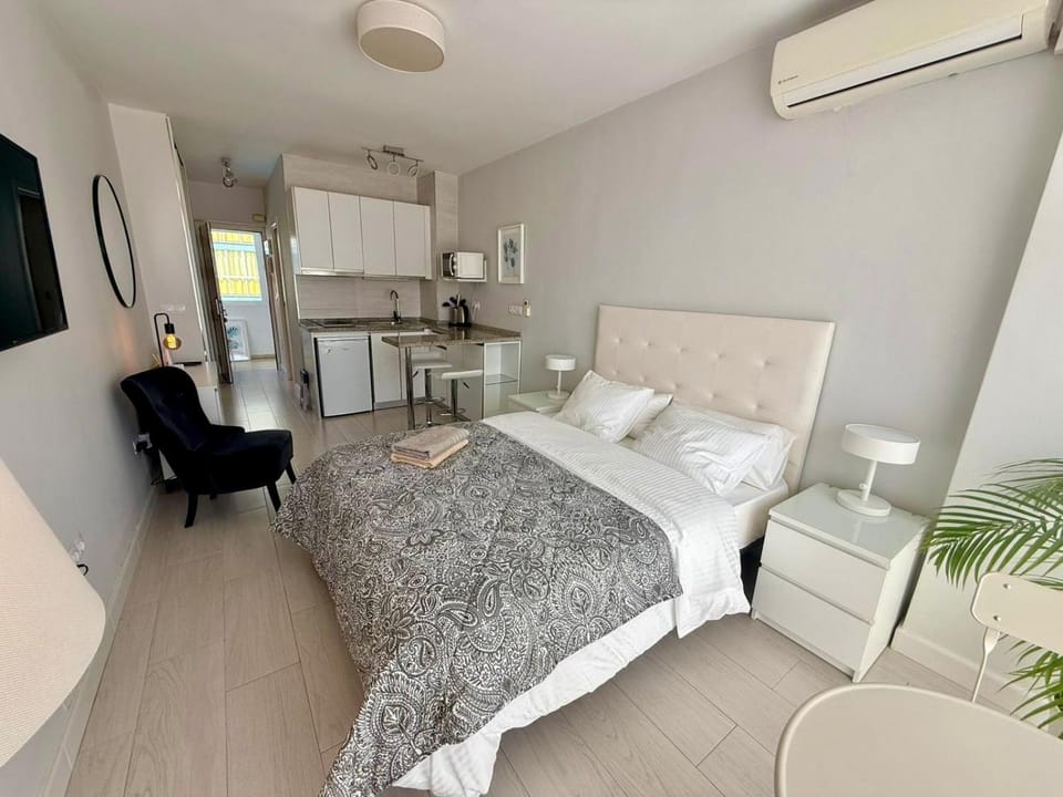 TV and multimedia, Photo of the whole room, Dining area, air conditioner