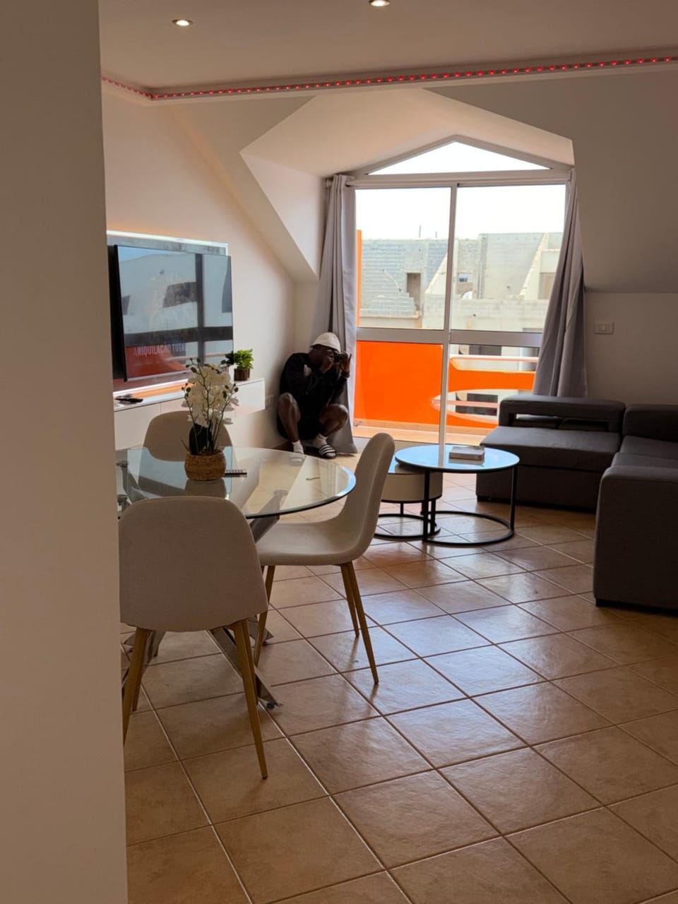 TV and multimedia, Living room, Seating area, Dining area