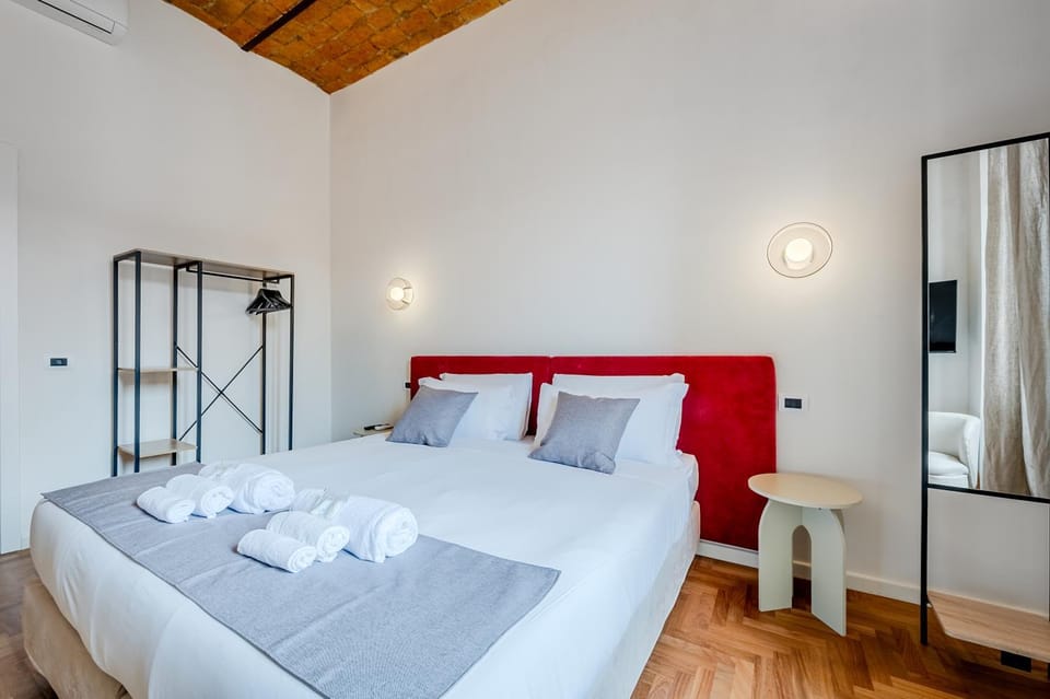 Bed, Photo of the whole room, Bedroom, towels
