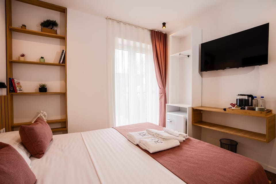 Bed, TV and multimedia, Photo of the whole room, Bedroom
