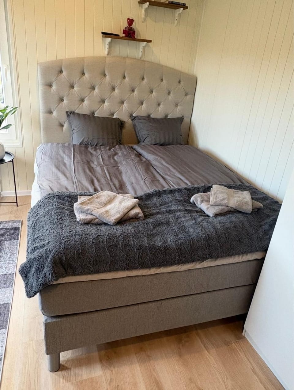 Bed, Bedroom, towels