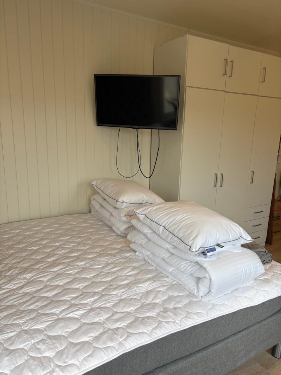 Bed, TV and multimedia, Bedroom