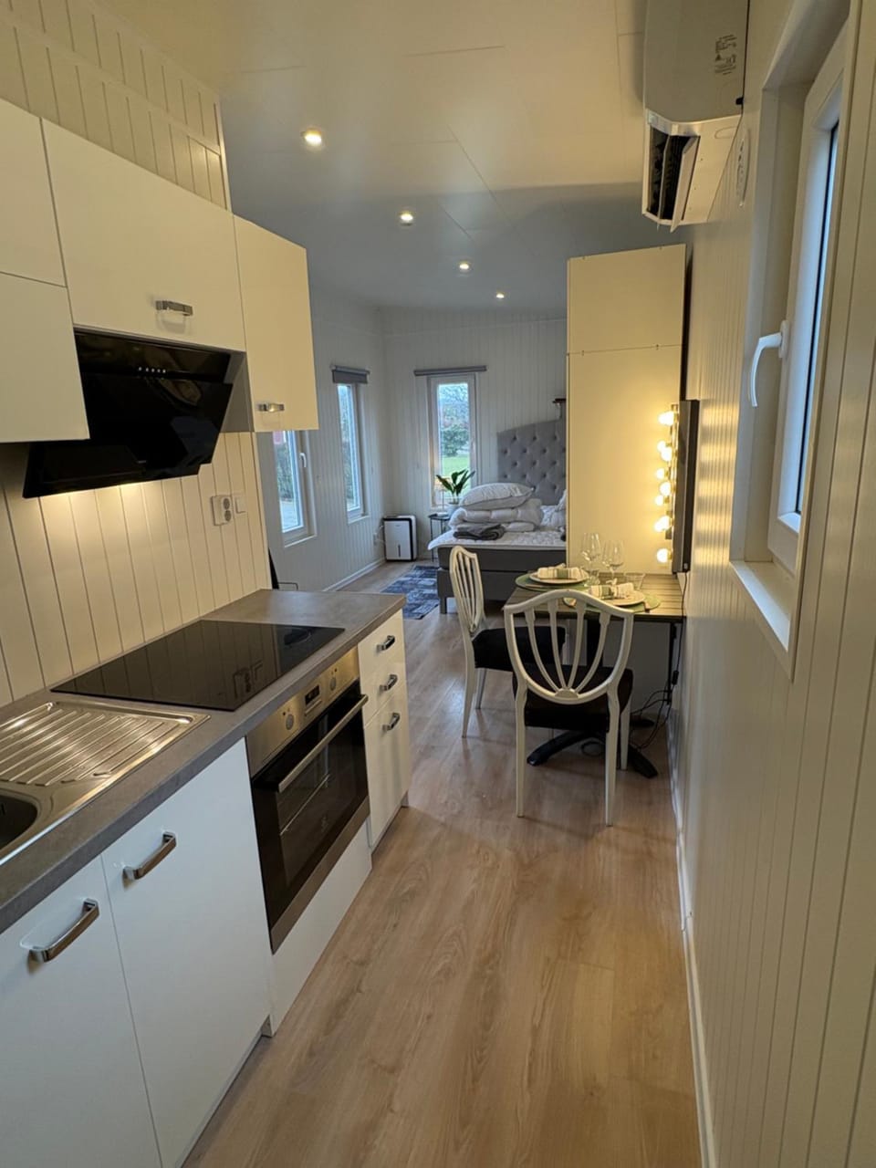 Property building, Bed, Kitchen or kitchenette, Dining area