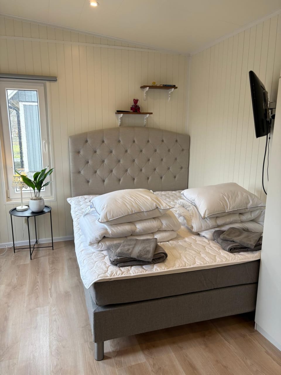 Bed, TV and multimedia, Bedroom