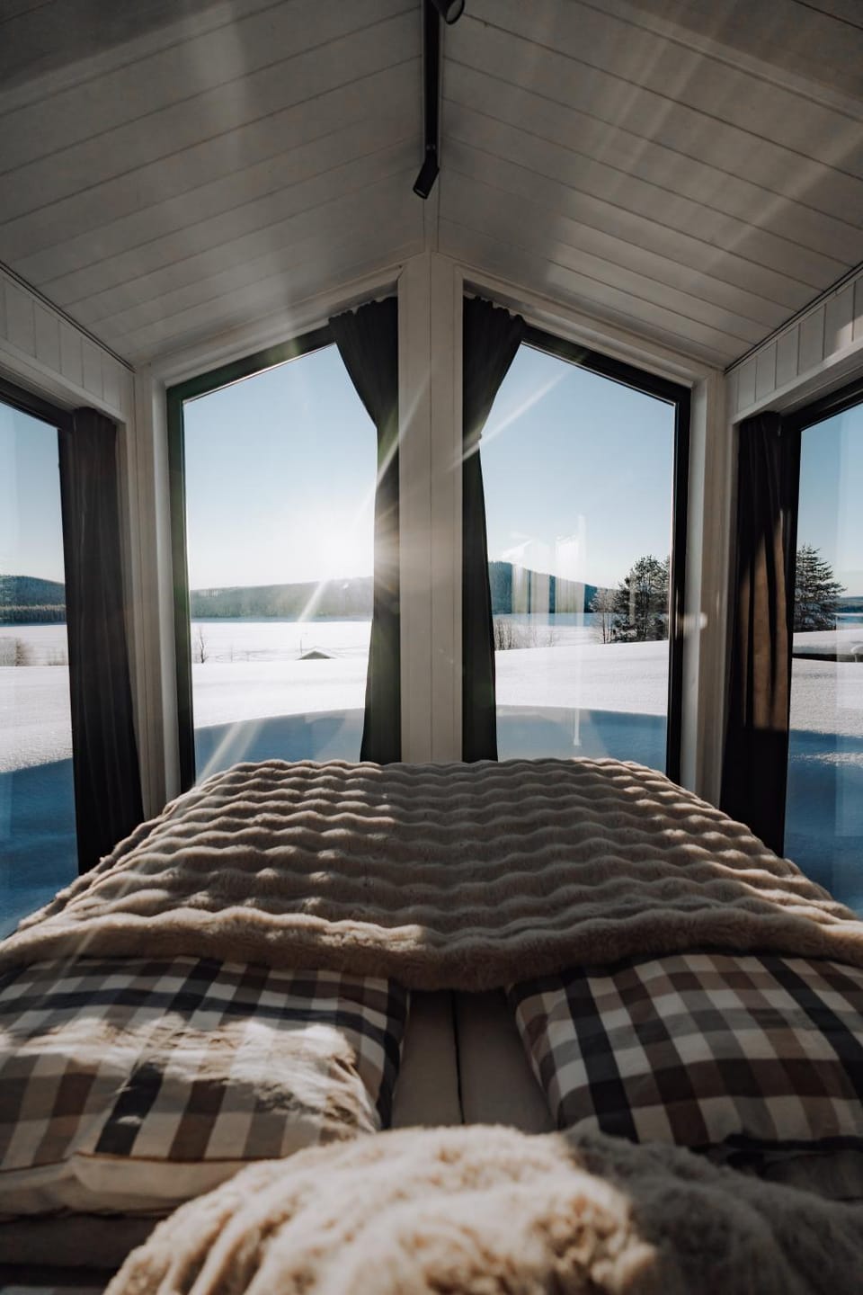 Natural landscape, Photo of the whole room, Bedroom, Lake view