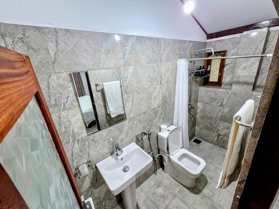 Ocean Whisper Guesthouse Bed and Breakfast in Wadduwa