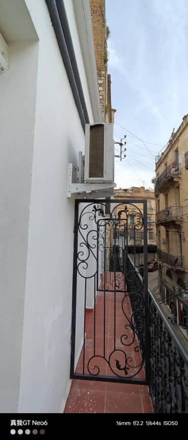 Property building, Day, Balcony/Terrace