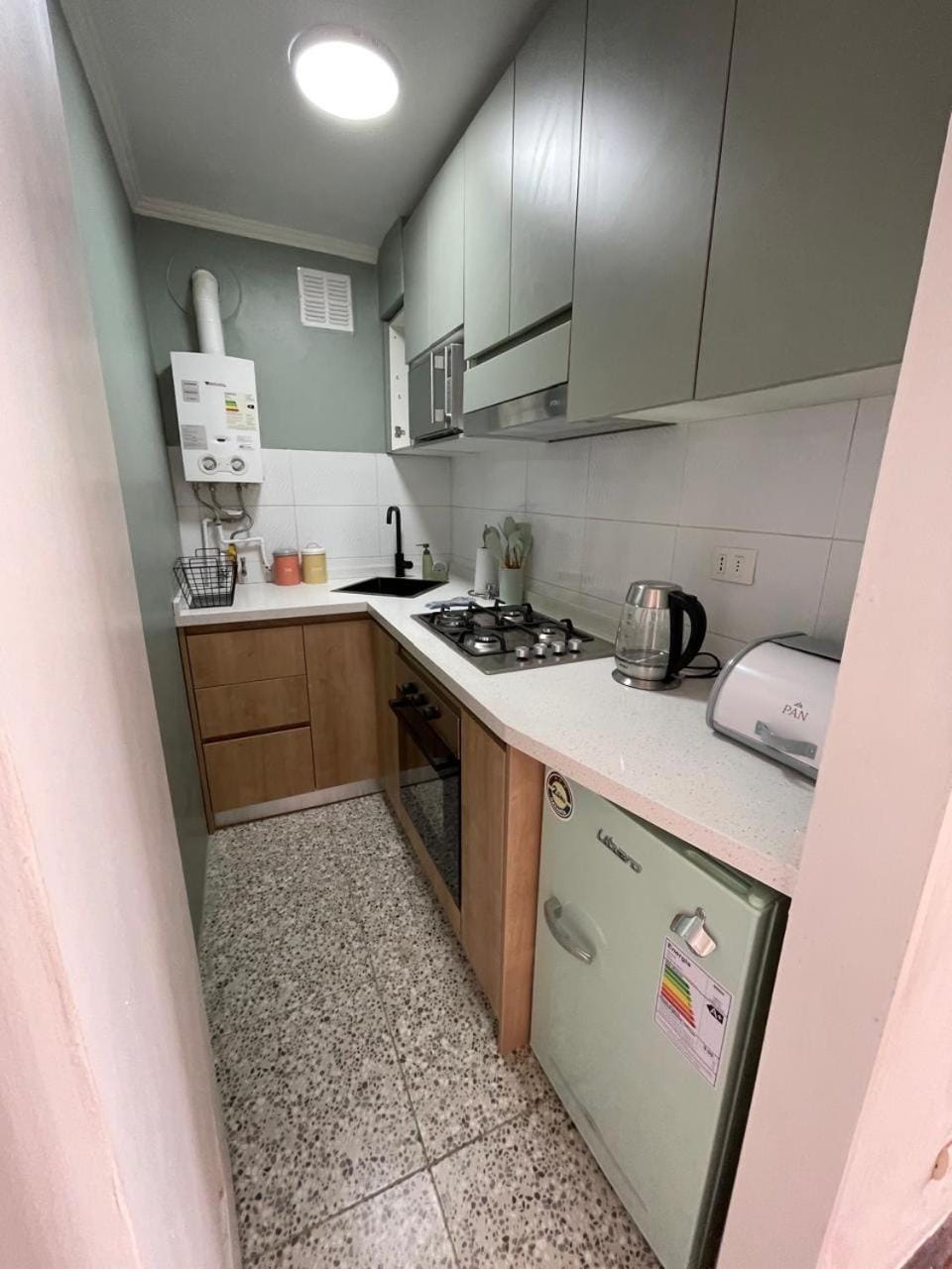 Kitchen or kitchenette, minibar, oven, stove