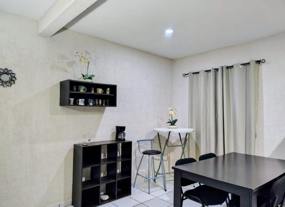 Coffee/tea facilities, Kitchen or kitchenette, Dining area, microwave