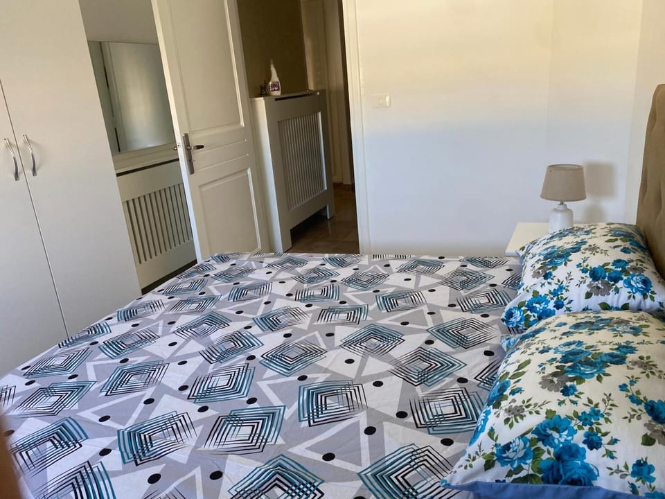 Bed, Photo of the whole room, Bedroom, wardrobe